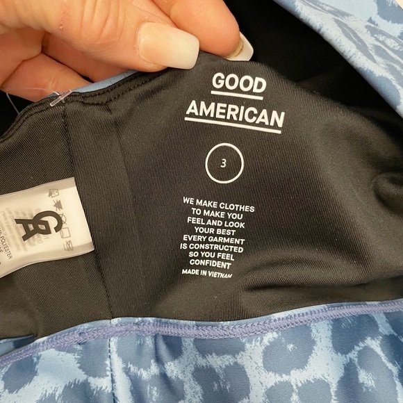 🆕 NWT Good American Blue Leopard Criss Cross Back Sports Bra - Picture 7 of 8